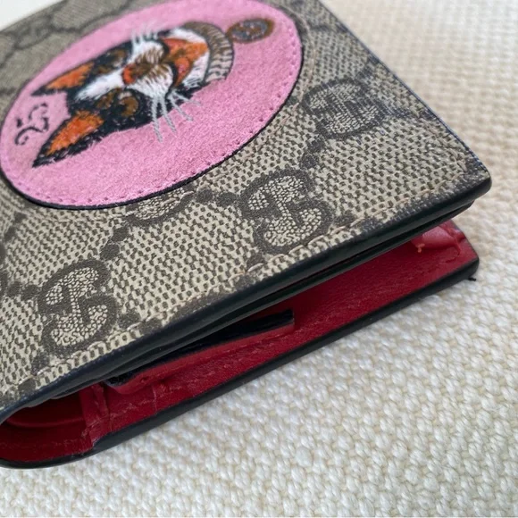 GUCCI GG Supreme
Canvas Mystic Cat
Compact Wallet - Picture 12 of 13